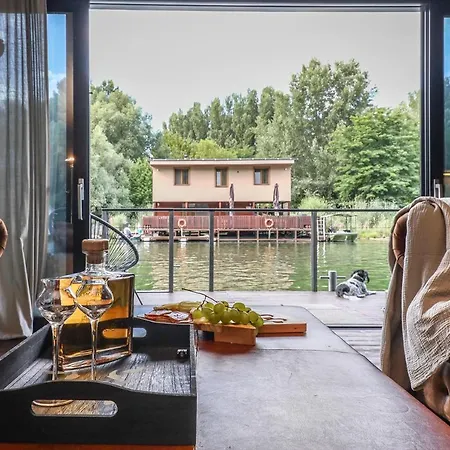 Nyaraló Hausbót U Rybára A Kačky